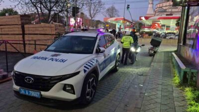 İstanbul Sultangazi’de motosikletin çarptığı yaya yaralandı. Kaza anı güvenlik kamerasına