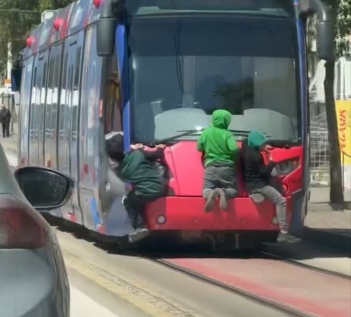 Bursa’da tramvayın arkasına tutunarak ilerleyen 3 çocuk, tehlikeli yolculuklarıyla yürekleri