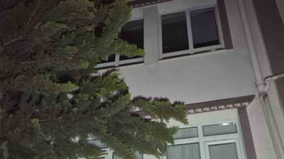 Ankara’nın Keçiören ilçesinde akşam saatlerinde bir ağaçta çıkan yangın söndürülemeyince,
