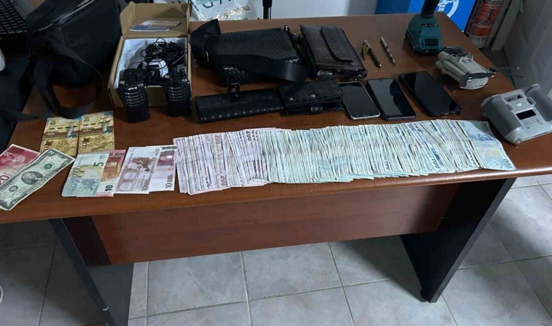 Yurt dışından Antalya’ya gelerek bir iş yerinden içerisinde 8 milyon