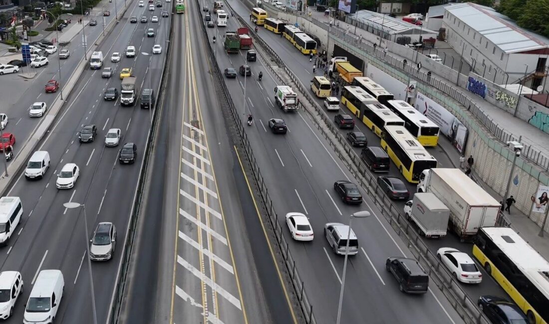 İstanbul Bahçelievler’de arızalanan İETT Özel Halk Otobüsü nedeniyle trafikte uzun