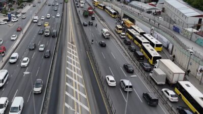 İstanbul Bahçelievler’de arızalanan İETT Özel Halk Otobüsü nedeniyle trafikte uzun