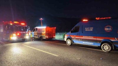 Denizli’nin Sarayköy ilçesinde bariyerlere çarpan yolcu otobüsünün alev alması sonucu