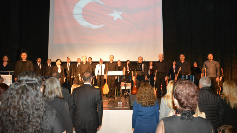 Atatürkçü Düşünce Derneği bünyesinde kurulan Türk Halk Müziği Topluluğu, verdiği