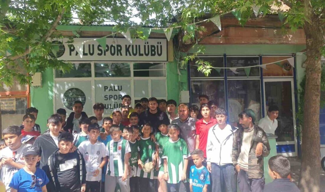 Beşiktaş’ın genç futbolcusu Mustafa Erhan Hekimoğlu, memleketi Elazığ’ın Palu ilçesinde