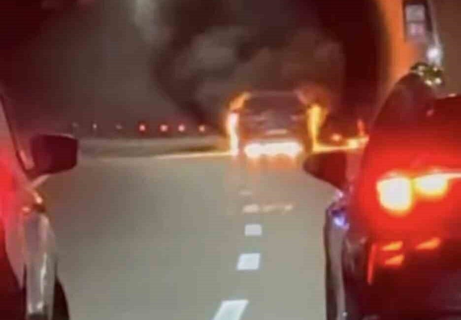 Çanakkale’nin Ayvacık ilçesindeki Assos-Troya tünelinde seyir halindeki bir araç alev