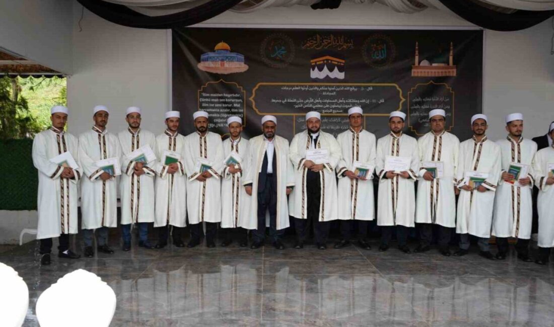 Diyarbakır’ın Bismil ilçesinde Nur Medresesi’nde 13 hafız öğrenci için icazet