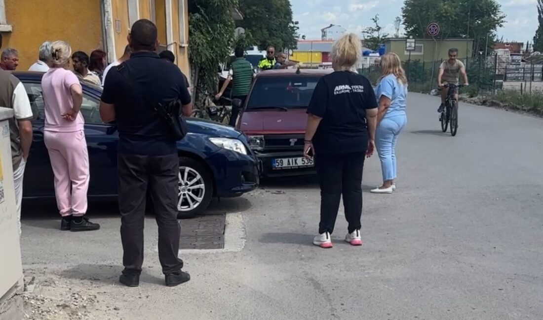 Edirne’de Bulgar plakalı otomobil ile başka bir otomobilin çarpıştığı trafik