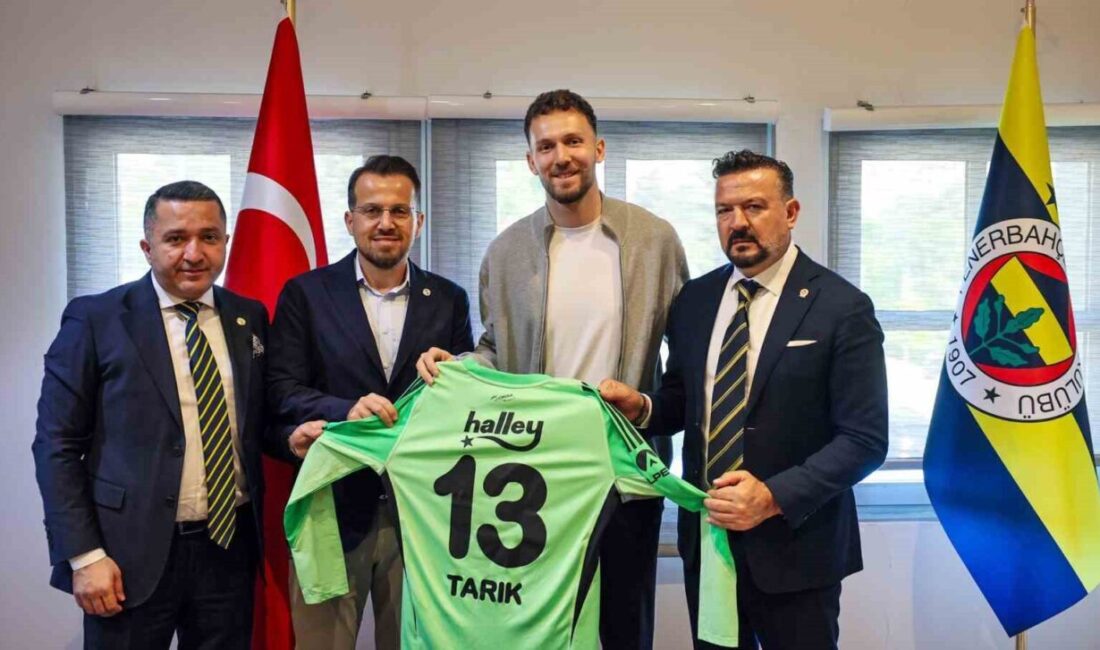 Fenerbahçe, kaleci Tarık Çetin ile 3 yıllık yeni sözleşme imzaladı.