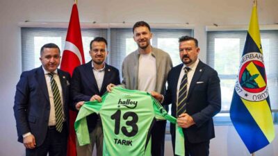 Fenerbahçe, kaleci Tarık Çetin ile 3 yıllık yeni sözleşme imzaladı.