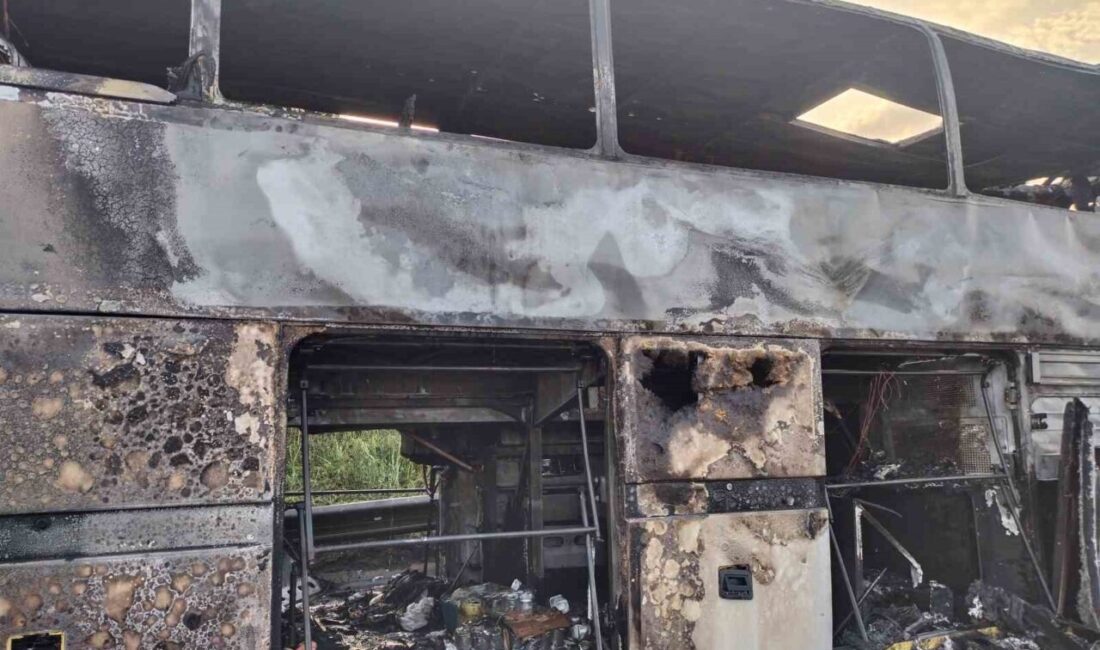 İzmir’den İstanbul’a gezi kafilesi taşıyan tur otobüsü, Tuzla mevkiinde seyir