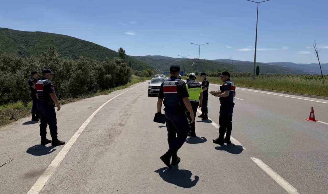 Bursa’da Kurban Bayramı dolayısıyla trafik denetimlerini artıran jandarma ekipleri, sürücülere