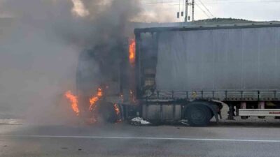 Kırıkkale’de dorsesinde kereste yüklü çekicinin motor bölümünde çıkan yangın, itfaiye