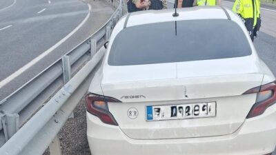 Erzincan’ın Tercan ilçesinde otomobilin bariyere çarpması sonucu bir çocuk yaralandı.