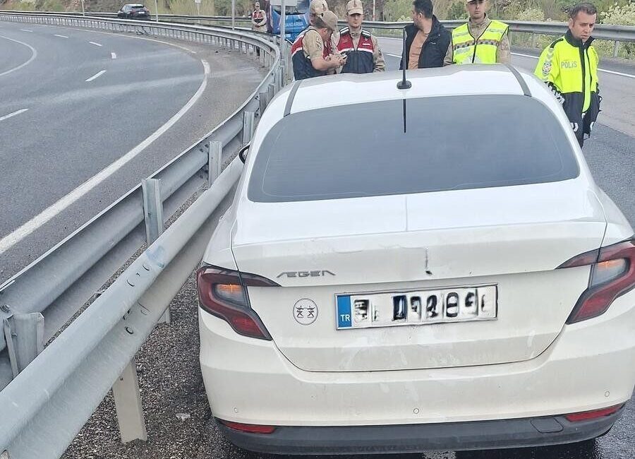 Erzincan’ın Tercan ilçesinde otomobilin bariyere çarpması sonucu bir çocuk yaralandı.