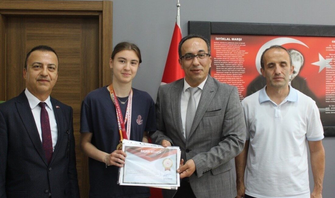 Makedonya’da düzenlenen uluslararası tekvando şampiyonasında altın madalya kazanan Aydın Lisesi
