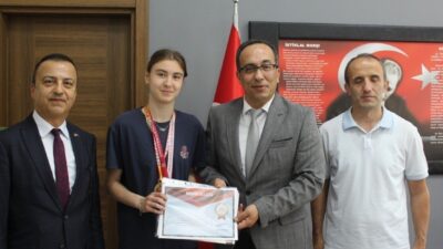 Makedonya’da düzenlenen uluslararası tekvando şampiyonasında altın madalya kazanan Aydın Lisesi