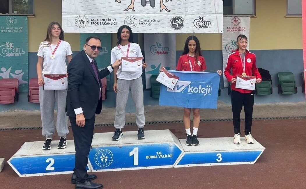 Bursa’da düzenlenen Okul Sporları Atletizm Yıldız Kızlar Türkiye Birinciliği’nde piste