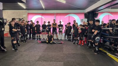 Muğla’nın Marmaris ilçesinde kickboks sporuyla ilgilenen ve katıldıkları turnuvalarda dereceler