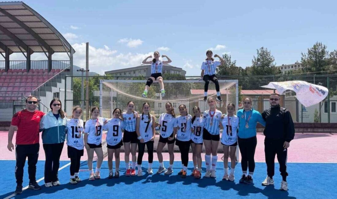 Osmaniye’de düzenlenen Okul Sporları Hokey Yıldız Kızlar Türkiye Şampiyonası’nda mücadele