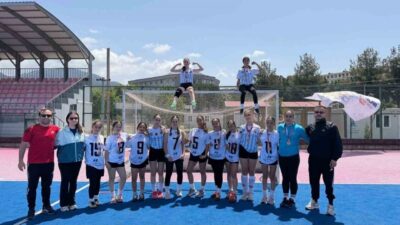Osmaniye’de düzenlenen Okul Sporları Hokey Yıldız Kızlar Türkiye Şampiyonası’nda mücadele