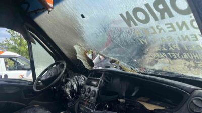 Tekirdağ’ın Çorlu ilçesinde seyir halindeki bir yolcu minibüsünün ön kısmı