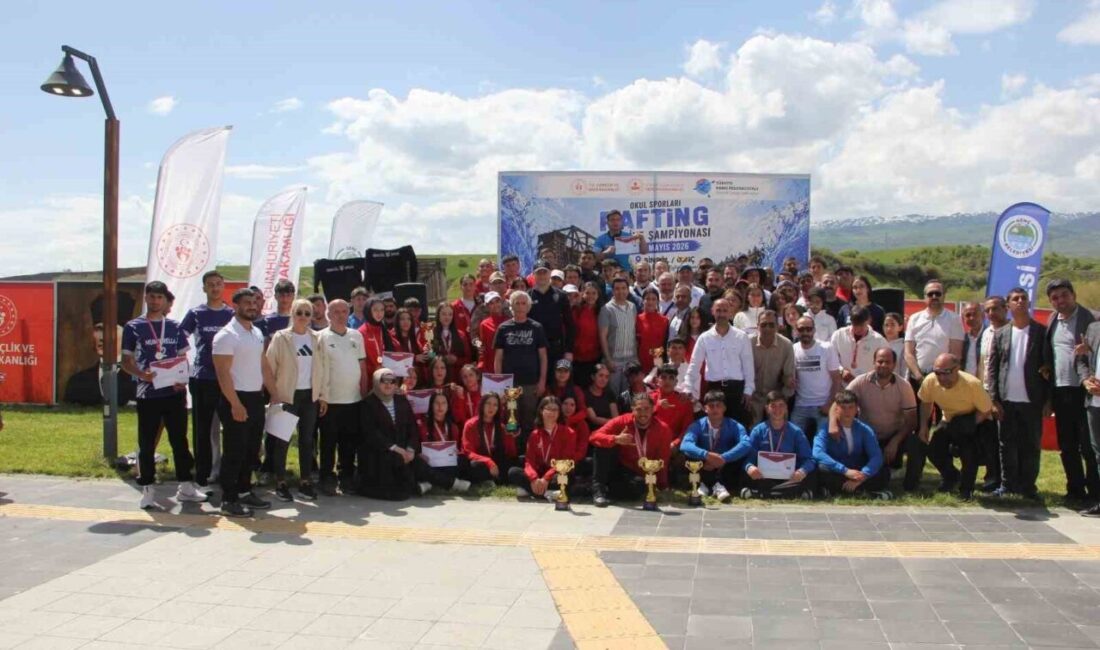 Bingöl’ün Genç ilçesinde Murat Nehri üzerinde düzenlenen kano yarışları, slalom