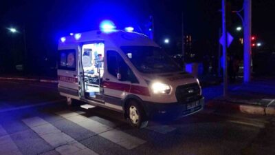 Malatya’da otomobil ile çarpışan hafif ticari araç devrilerek yan yattı.