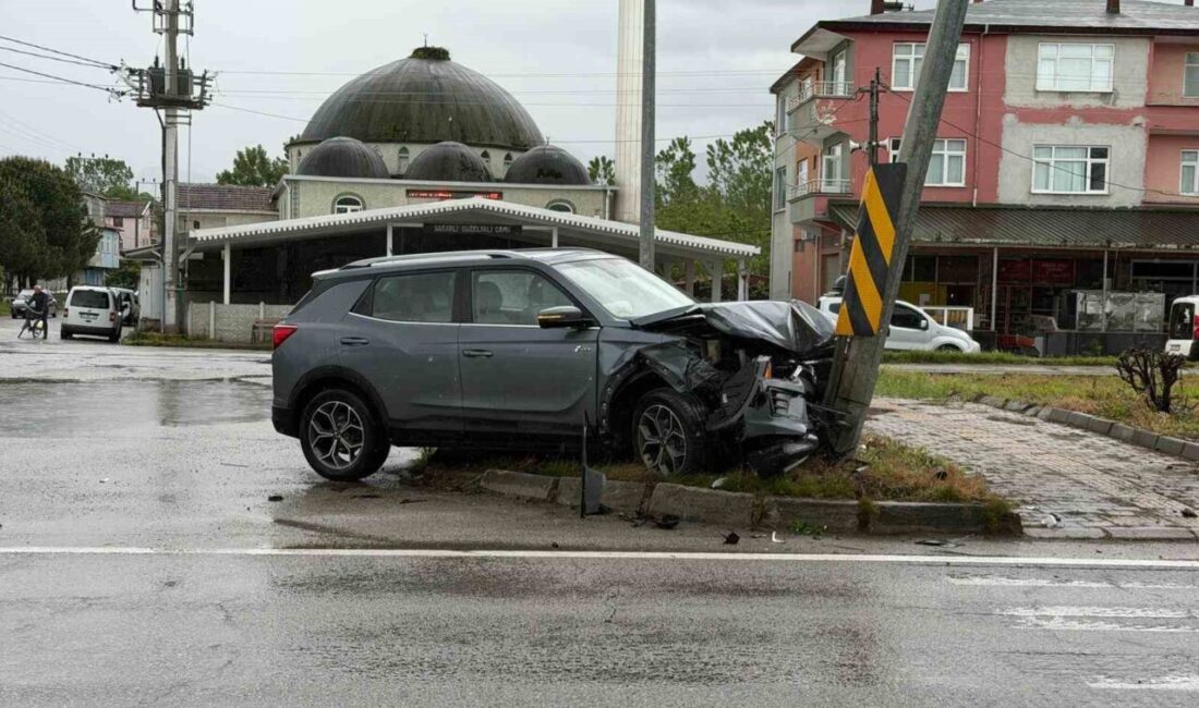 Samsun’da kaygan zeminde duramayan cip, otomobile çarptı. Cipte bulunan ailenin