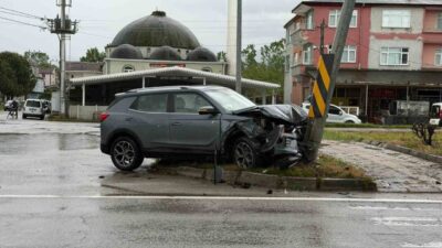 Samsun’da kaygan zeminde duramayan cip, otomobile çarptı. Cipte bulunan ailenin