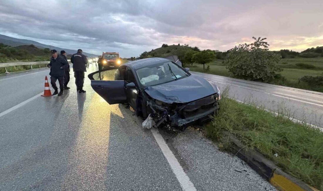 Kastamonu’nun Tosya ilçesinde seyir halindeyken tekerleği kopan otomobilin refüje çarptığı