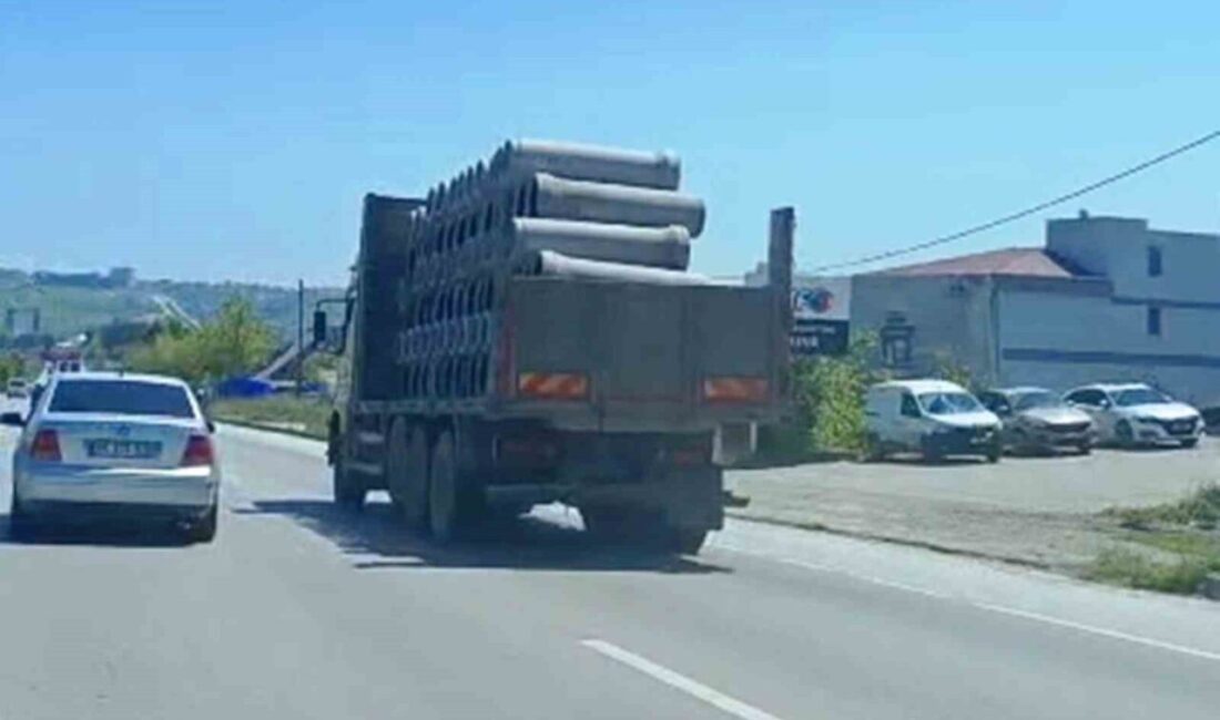 SAMSUN ( ) – Samsun’da bir tır tarafından beton boruların