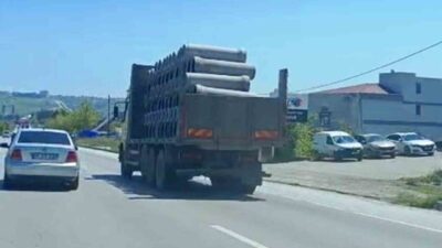 SAMSUN ( ) – Samsun’da bir tır tarafından beton boruların