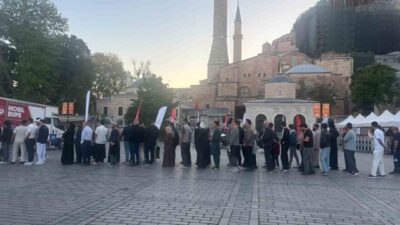 İstanbul’da çok sayıda vatandaş bayram namazını kılmak için sabah erken
