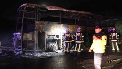 Denizli’nin Sarayköy ilçesinde bariyerlere çarpan yolcu otobüsünün alev alması sonucu