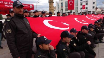 Yozgat’ta 19 Mayıs coşkusu ‘Bayrak Yürüyüşü’ ile başladı. Yozgat Valiliği