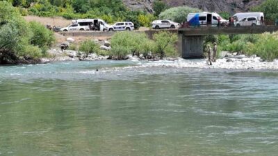 Bingöl’ün Genç ilçesinde çayda akıntıya kapılarak kaybolan şahsı arama çalışmaları