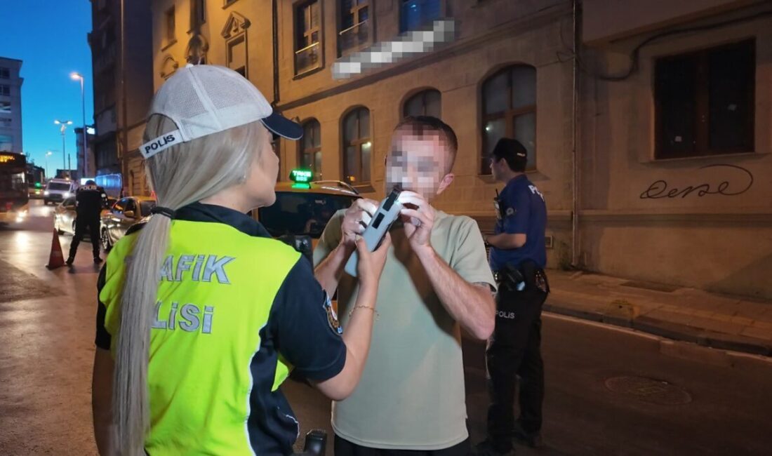 Kadıköy’de polis ekiplerince gerçekleştirilen denetimler kapsamında 0.89 promil alkollü çıkan