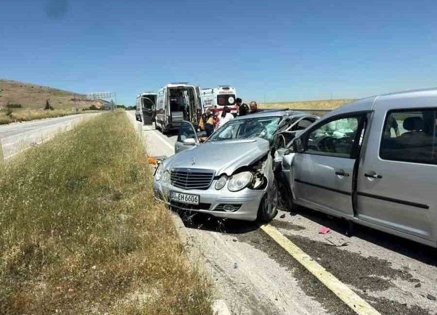 Afyonkarahisar’da otomobil ile hafif ticari aracın çarpışması sonucu meydana gelen