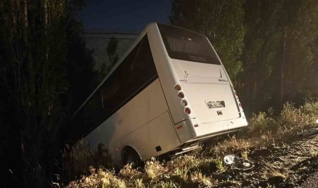 Ankara’nın Mamak ilçesinde bir otomobil ters şeride girerek servis aracının