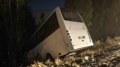 Ankara’nın Mamak ilçesinde bir otomobil ters şeride girerek servis aracının