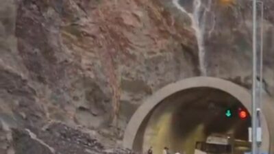 Artvin-Erzurum karayolu, şiddetli yağış nedeniyle meydana gelen heyelan nedeniyle yol