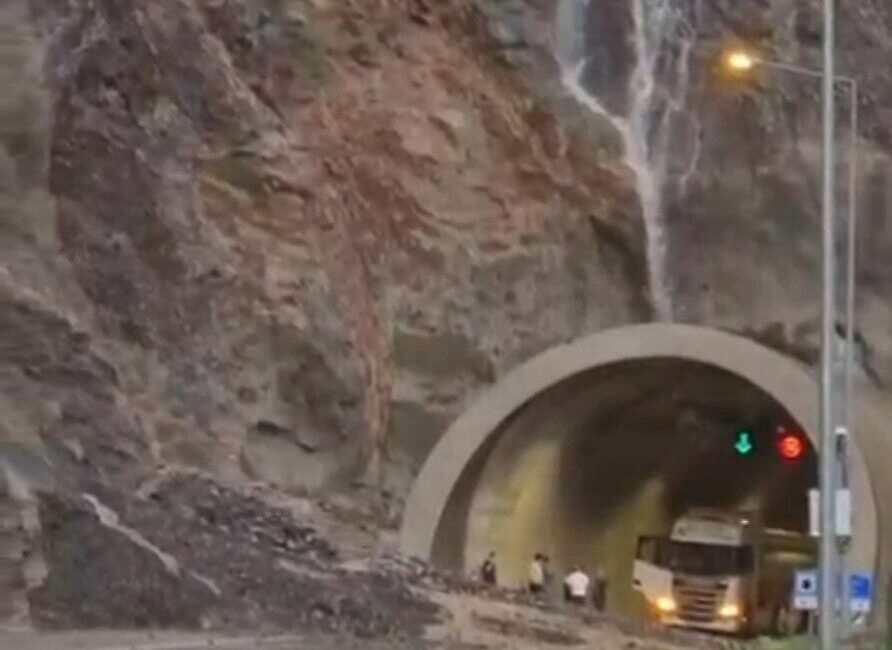 Artvin-Erzurum karayolu, şiddetli yağış nedeniyle meydana gelen heyelan nedeniyle yol