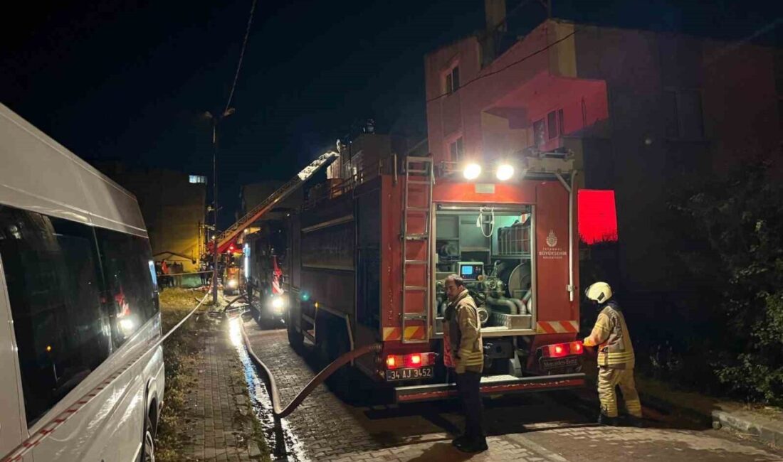 İstanbul Avcılar’da 3 katlı binanın çatısında henüz bilinmeyen nedenle yangın