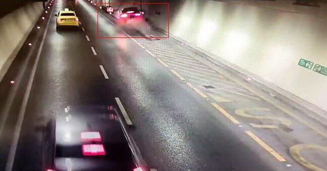İstanbul’da Avrasya Tüneli’nde seyir halindeki otomobilin, itfaiyeye ait yangın panosuna