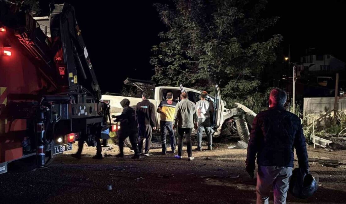 Bolu’da D-100 kara yolunda pikabın hafriyat tırına çarptığı kazada ağır