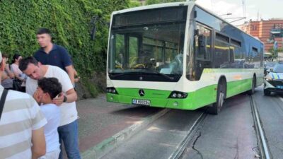 Bursa’da karşıdan karşıya geçmeye çalışan kadın ile bebeğine halk otobüsünün
