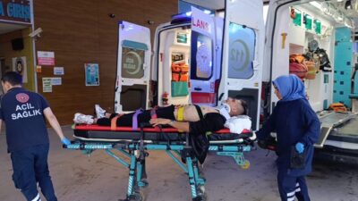 Bursa’nın İnegöl ilçesinde yağmurun etkisiyle kayganlaşan yolda kontrolden çıkan otomobilin
