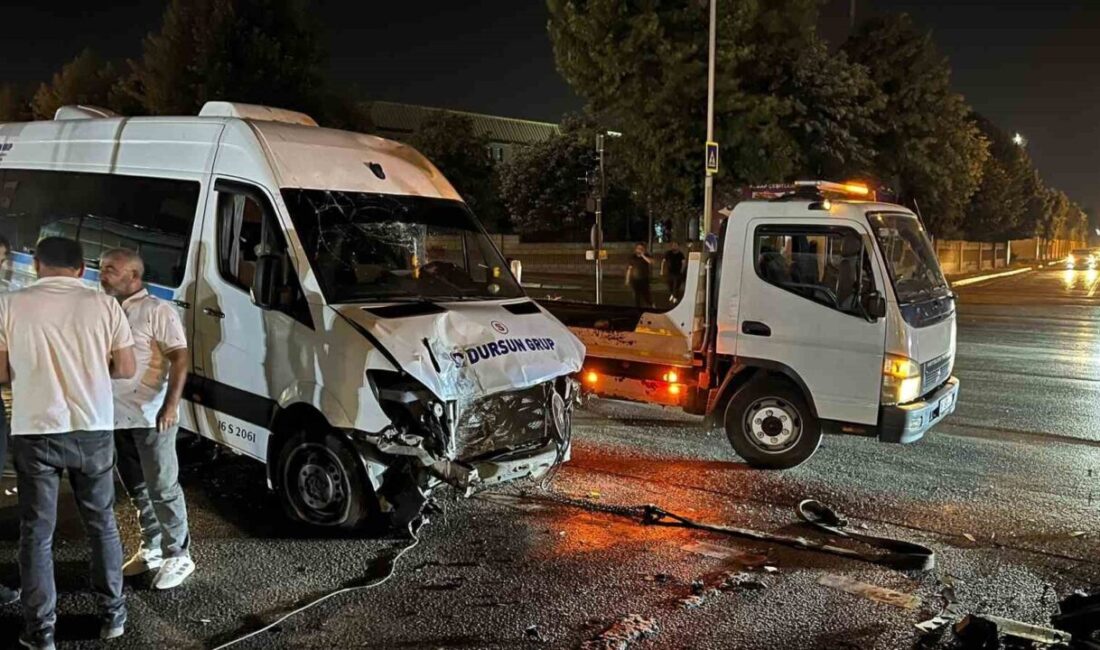 Bursa’da seyir halindeyken direksiyon hakimiyetini kaybeden servis minibüsü refüje çıktı.