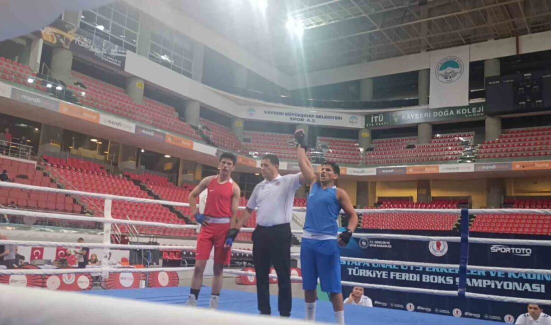 Kayseri’de düzenlenen U15 Alt Minikler Türkiye Boks Şampiyonasında ringe çıkan